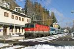 Pünktlich um 9.15 wartet 1144.111 mit EC-151 im herbstlich-winterlichen Bhf.Semmering am 13.11.16 auf den Abfahrtsbefehl.