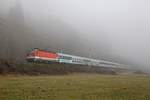 1144 060 zieht am 21.11.2016 EC151 im Novembernebel bei Hönigsberg durchs Mürztal.