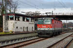 DB/ÖBB: Impressionen des Bahnhofs Lindau vom 25. November 2016.
Die ÖBB BR 1144 065 auf Rangierfahrt zum Abstellgeleise. Am späteren Nachmittag brachte sie den IC 119 von Münster (Westf) Hbf weiter nach Innsbruck Hbf.
Foto: Walter Ruetsch