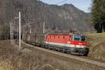 1144 085 mit Güterzug zwischen Bruck/mur und Pernegg am 7.12.2016.