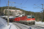 Vor dem ehemaligen Kurhotel durchfahren 1144.055+1116 mit G-49413 die Hst.Wolfsbergkogel. 21.1.17