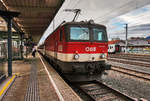 1144 249-0 wartet in Villach Hbf, mit dem D 735 nach Lienz, auf den verspäteten railjet 537 aus Wien Hbf.
Aufgenommen am 3.2.2017.