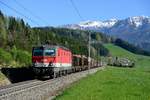 Bei Gleinkerau zwischen Windischgarsten und Spital am Pyhrn eilt die 1140.240 mit ihrem gemischten Güterzug am 21. April 2016 durch die frühlingshafte Landschaft. Auf dem Sengsengebirge liegt noch etwas Schnee.