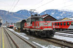ÖBB 1163 014 steht mit einem historischen Reisezugwagen in Lienz in Osttirol. (31.12.2022)