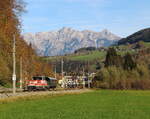 Die 1163 011 mit einem Waggon als Übergabe von Salzburg nach Zell am See am 28.10.2022. Hier vor der Kulisse des Tennengebirges passiert die kurze Übergabe gleich St, Johann im Pongau