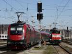 Die 1116 203 mit dem railjet bei der Ausfahrt aus dem Salzburger Hbf, auf dem Abstellgleis wartet die 1163 003 auf Ausfahrt.