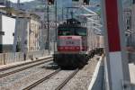 1163 002 fhrt am 21.06.2012 mit einen Containerzug am Haken durch Salzburg Altstadt.