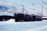 Winterdienst am 16. Dezember 1976 im Bahnhof Bludenz mit Schneepflug, geschoben von einer 1180. Der auf das Nachbargleis geschobene Schnee wurde anschließend von der Dampfschneeschleuder hinausbefördert. 