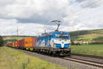 Mit einem Containerzug durchquerte WLC 1193 980 am 30.09.2021 nahe Retzbach-Zellingen das Maintal.