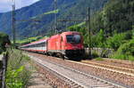 Die 1216 001 der ÖBB  mit einem Personenzug in Richtung Süden auf der Brennerstrecke kurz vor Grasstein am 15.07.17