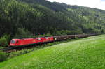 Die 1216 004 der ÖBB und eine Schwestermaschine vor einem Güterzug vom Brenner kommend kurz vor Gossensass am 15.07.17 