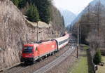 1216 012 mit dem EC 80  DB-ÖBB EuroCity  (Verona Porta Nuova - München Hbf) bei Gries am Brenner, 13.04.2019.