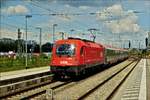 ÖBB Lok 1216 032 fährt mit ihrem Zug und den roten Lichtern voraus in den Bahnhof München Ost ein. 14.05.2019 (Hans) 