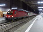 ÖBB 1216 004 mit dem EC 84 aus Bologna-Centrale, am 11.02.2020 in München Hbf.