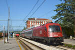 Am 04.06.2022 der 1216 022 wartet auf freies Fahrt aus Villa Opicina mit EC 134 von Wien/Ljubljana nach Triest. Die SZ 342, die der Zug bis nach die Grenze zog, wird rangiert in dem Hintergrund.