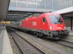 20.2.2011 9:25 ÖBB Baureihe 1216 022 mit einem EC nach Bolongna Centrale wartet in München Hbf auf die Abfahrt.