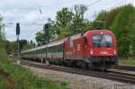 Mit einem Brenner EC am Haken passiert 1216 011 am 04.05.13 den Bahnhof Aßling Richtung Rosenheim.