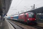 Der EuroCity zug von Prag nach Wiener Neustadt kam in den Bahnhof Wien-Meidling mit einer Lok Taurus 1216.229 unify Railjet.