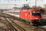 Die 1216 021 der ÖBB mit einem EC von München nach Verona in Rosenheim am 04.12.2013