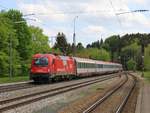 Am 07.05.2015 bespannte die 1216 017 einen OIC in Fahrtrichtung München.