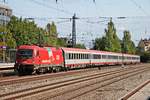 Mit einem EuroCity aus Italien fuhr am 25.08.2015 die 1216 013/E190 013 durch München Heimeranplatz in Richtung Zielbahnhof.