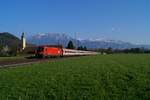 Eurocity 84 mit 1216 008 an der Spitze war am 08.04.2017 auf dem Weg von Rimini nach München und hat gerade den Bahnhof Kufstein verlassen, als er das Kloster Reisach passiert.