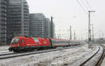 ÖBB 1216 013 mit EC 85 München Hbf - Bologna Centrale am 2. Januar 2017.
Aufgenommen von der S-Bahn-Station Leuchtenbergring in München.