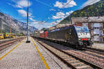 ES 64 F4-114 von MRCE und 1216 009-1 der ÖBB durchfahren mit dem EKOL den Bahnhof Pontebba in Richtung Süden.