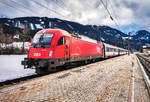 1216 227-9 hält mit dem IC 632  Lienzer Dolomiten  (Lienz - Wien Hbf), im Bahnhof Greifenburg-Weißensee.
Aufgenommen am 12.3.2018.