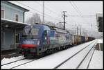 1216 019 (Achensee) steht am 12.12.2018 mit einem Güterzug in Kindberg.