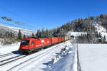 1216 016 mit einem Containerzug am 14.02.2018 bei Tarvisio. 