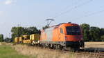 RTS 1216 901 zieht einen Bauzug über die Riedbahn gen Süden, hier zwischen Groß-Gerau Dornheim und Riedstadt Wolfskehlen. Aufgenommen am 22.8.2018 18:50