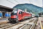 1216 020-8 hält mit dem EC 81 (München Hbf - Bologna Centrale) im Bahnhof Bolzano/Bozen.