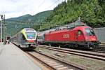 Ausfahrt am 05.07.2018 von 1216 022 (E 190 022) mit dem EC 87 (München Hbf - Venezia S. L.) aus dem Grenzbahnhof Brennero in Richtung Bozen, als auf Gleis 5 der ETR 170 207 stand und später nach Merano fahren.