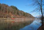 Mehr herbstlich als winterlich zeigte sich die Landschaft am Inn bei Kufstein am 26. Dezember dieses Jahres. Durch die eine besondere Ruhe ausstrahlende Idylle zieht 1216 024 den aus München Hauptbahnhof kommenden EC 87 nach Venezia Santa Lucia im besten Sonnenschein Richtung Kufstein, dem ersten Halt auf österreichischem Boden.