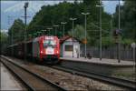 Die Innsbrucker 1216 226 durchfhrt am 25.06.2007 mit einem Gterzug von Rosenheim am Haken den Bahnhof Kiefersfelden Richtung Kufstein.(1)