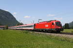 1216 011 war am 14. Juni 2023 mit einem  EC  bei Niederaudorf in Richtung Brenner unterwegs.