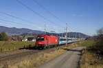 Noch bis zum Fahrplanwechsel kommt am Zugpaar 533-632 ein MÁV-Wagensatz bis in den Süden Österreichs. Am 23. November 2023 war 1216 226 für die Bespannung des IC 533  Lienzer Dolomiten  eingeteilt und eilt bei Fentsch - St. Lorenzen in Richtung Osttirol. 