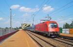 1216 228  Rail Cargo Carrier  durchfuhr am 13.08.2020 mit dem RJ 78 nach Praha hl.n. pünktlich die Haltestelle Wien Praterkai. Am linken Bildrand erkennt man einen für diese Haltestelle typischen gebogenen Masten. Das Triebfahrzeug hat seine Teilwerbung kurz darauf wieder verloren.
