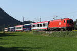 1216 007 am 12. August 2026 bei Niederaudorf mit einem Gemischen Wagenpark.