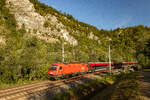 Peggau. W�hrend gerade am 07.09.2026 die Sonne hinter der Peggauer Wand hervorscheint, zieht 1216 023 den rjx131 nach Villach und erreicht soeben das Gemeindegebiet von Peggau.