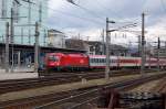 Ein Drei-Sytem-Taurus der Reihe 1216 erreicht sogleich Linz Hbf.