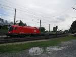 1216 018 legt sich mit einer Rola in die Kurve. Aufgenommen am 23.5.2008 in Brixlegg.