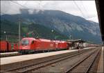 ARCESE hat wieder (fast) einen ganzen Zug gebucht: 1216 015 (E190 015) und eine Schwesterlok durchfahren mit der Rola 43201(?)  von Wrgl komment den Bahnhof Schwaz. Ziel des Zuges ist Trento. (04.07.2008)
