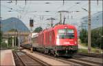 1216 024 (E190 024) und eine Schwesterlok sind mit einer RoLa von Trento komment auf dem Weg zum Terminal Wrgl.