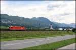 1216 240 (9181 1216 240-2) schleppt eine RoLa durch das Inntal zum Terminal Brennersee. (05.07.2008)
