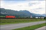 1216 240 (9181 1216 240-2) schleppt eine RoLa durch das Inntal zum Terminal Brennersee.