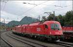 Die Innsbrucker 1216 001 (E190 001) (9181 1216 001-8) bringt Nachschiebe- und Vorspannloks in Form der1216 021 (E190 021) (9181 1216 021-6), der Innsbrucker 1144 244 (9181 1144 244-1) und der