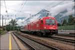Wechsel ins Inntal nach Brixlegg: E190 024 (E190 024) und eine Schwesterlok bringen eine RoLa vom Brenner nach Wrgl. (08.07.2008)

