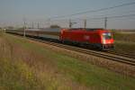 1216 235 brachte am 08.04.2009 den EC 75  Zdenek Fibich  von Prag nach Wien. Die Aufnahme entstand zwischen der Haltestelle Helmahof und Deutsch Wagram.